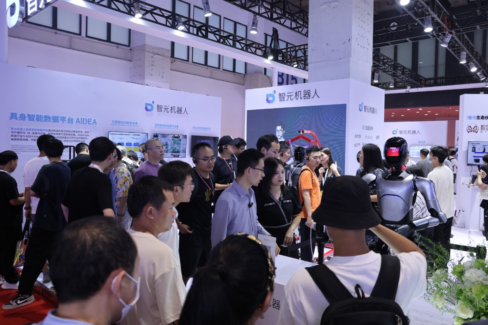 xpj官网机器人亮相世界机器人大会WRC