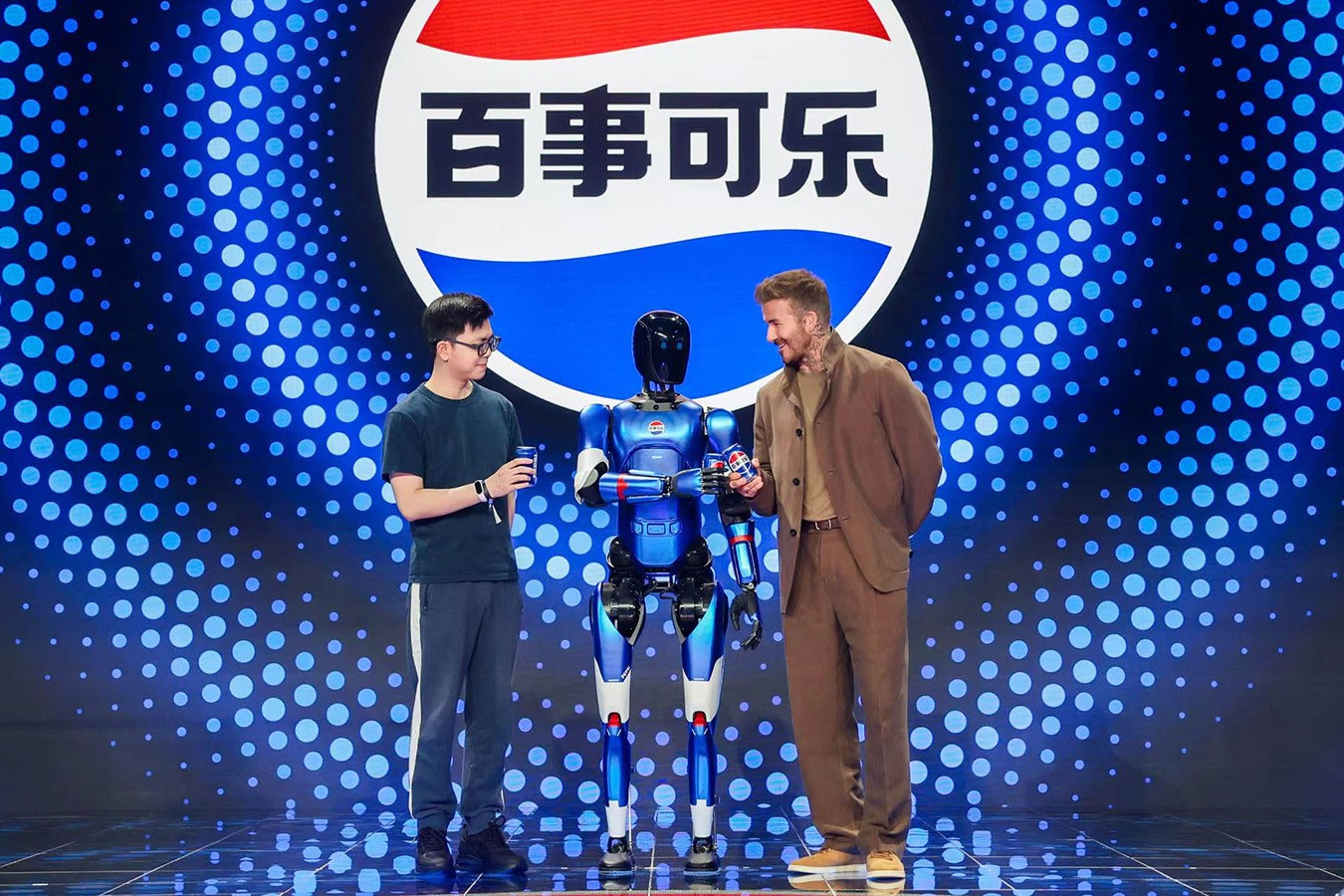 xpj官网机器人携手百事中国共创“百事蓝宝” 共燃渴望新章