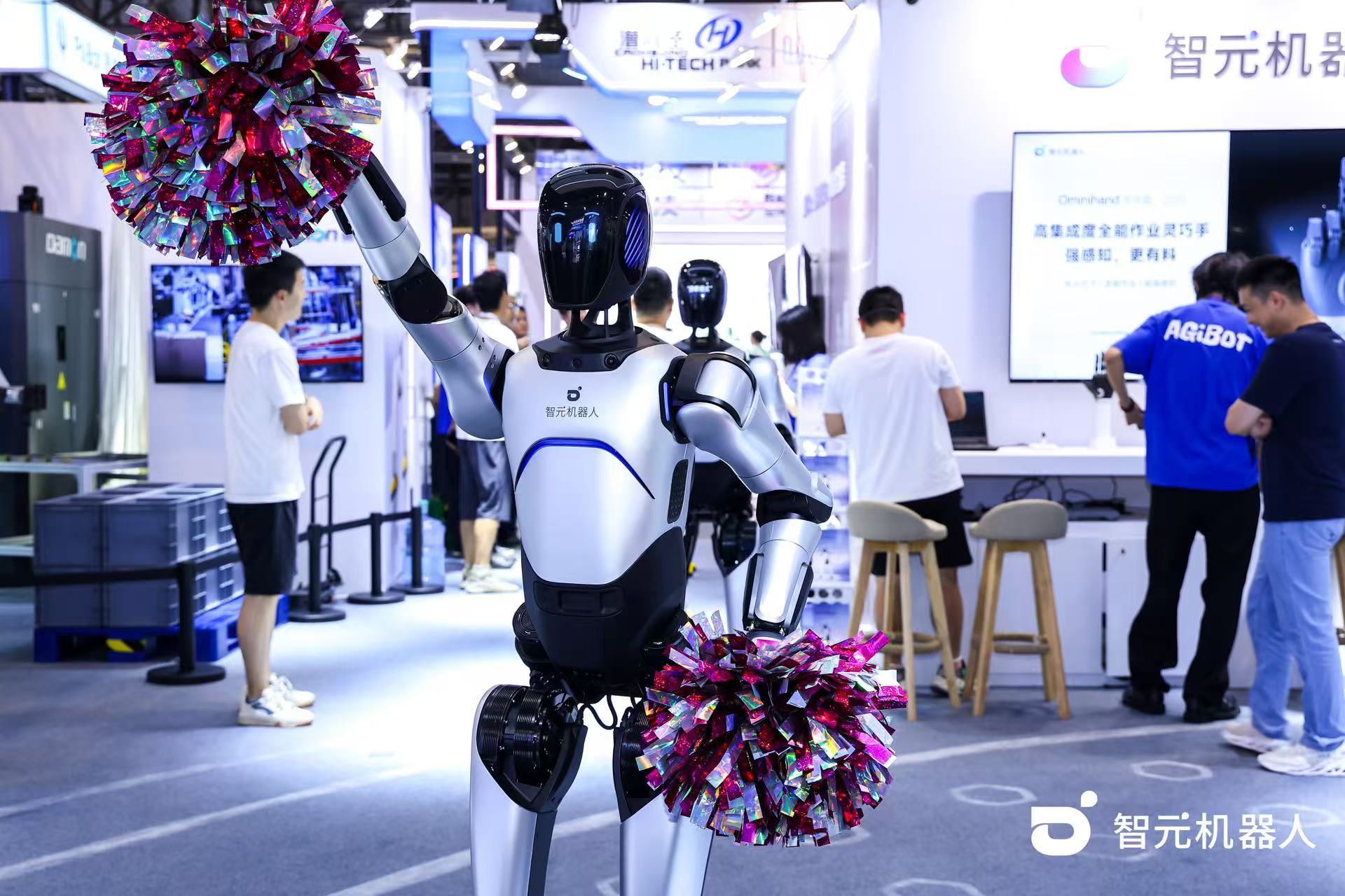 xpj官网机器人 WAIC 首日展台火爆，机器...